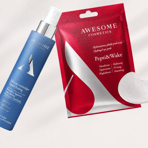 Dwa produkty kosmetyczne marki Awesome Cosmetics, niebieska butelka z atomizerem oraz czerwone opakowanie hydrożelowych płatków pod oczy Pepti&Wake, ułożone na jasnym tle.